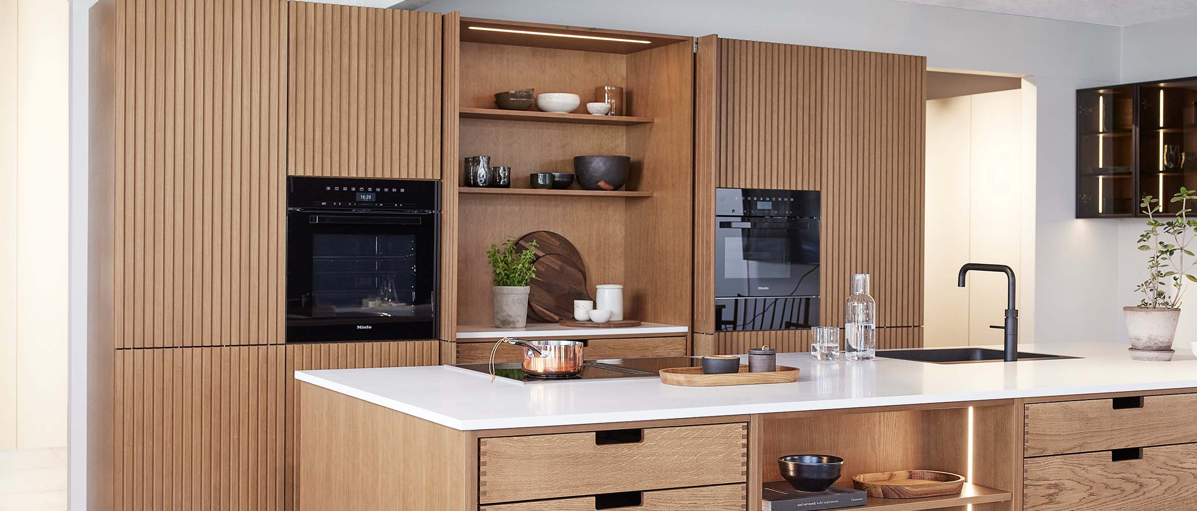 Et stort køkken i Nordic Nature og Nordic One Linoleum