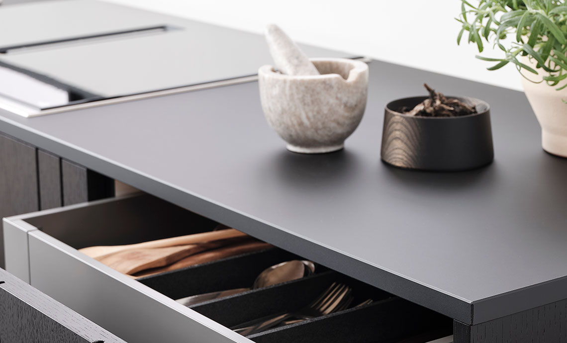 Fenix laminat bordplade i samspil med de sorte Woodlands fronter