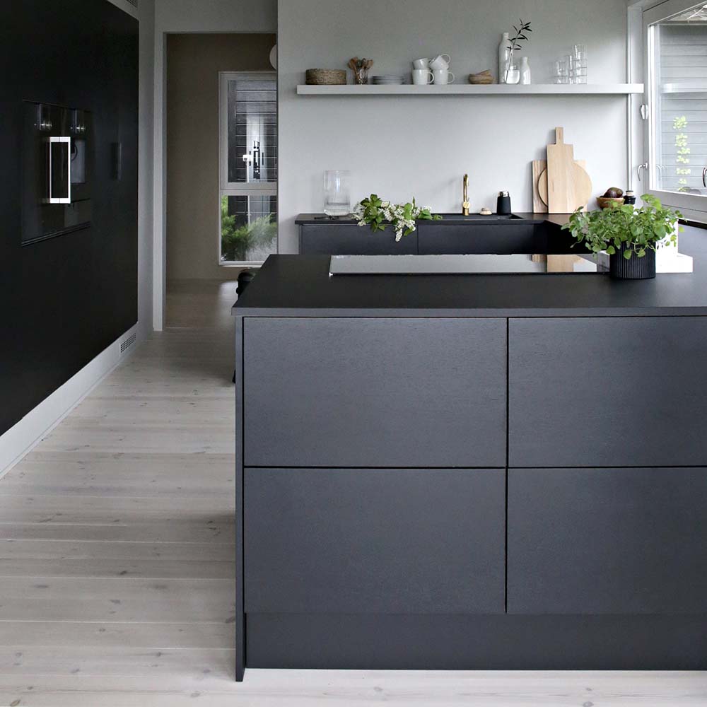Minimalistisk Nordic one køkken i sort eg