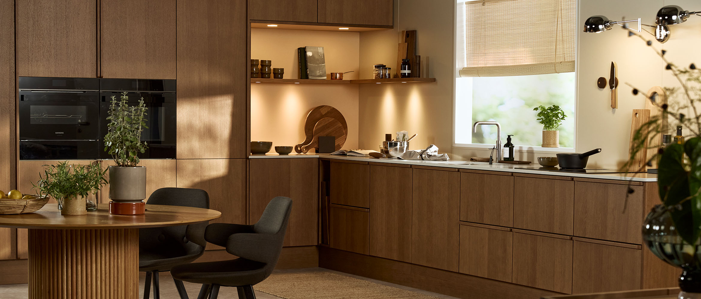 Hyggeligt belyst Nordic Woodlands køkkenø i Natur Eg