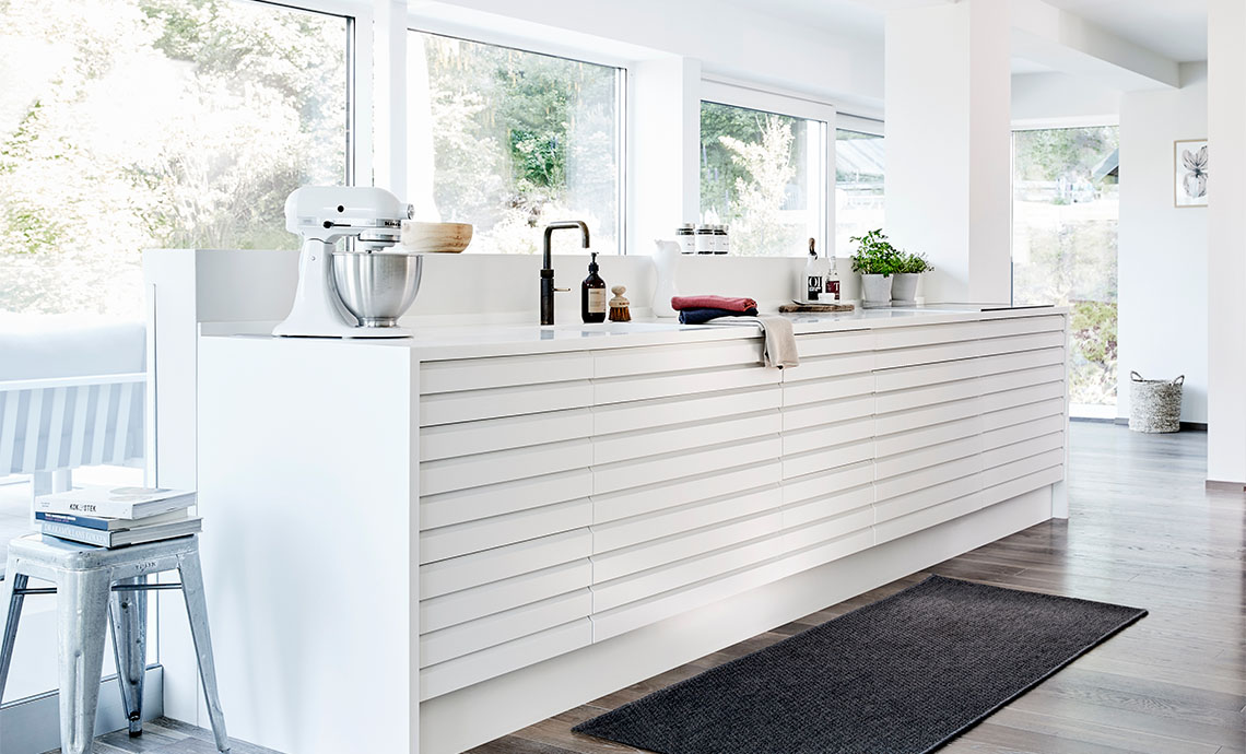 Hvidt køkkenø i Multifronter