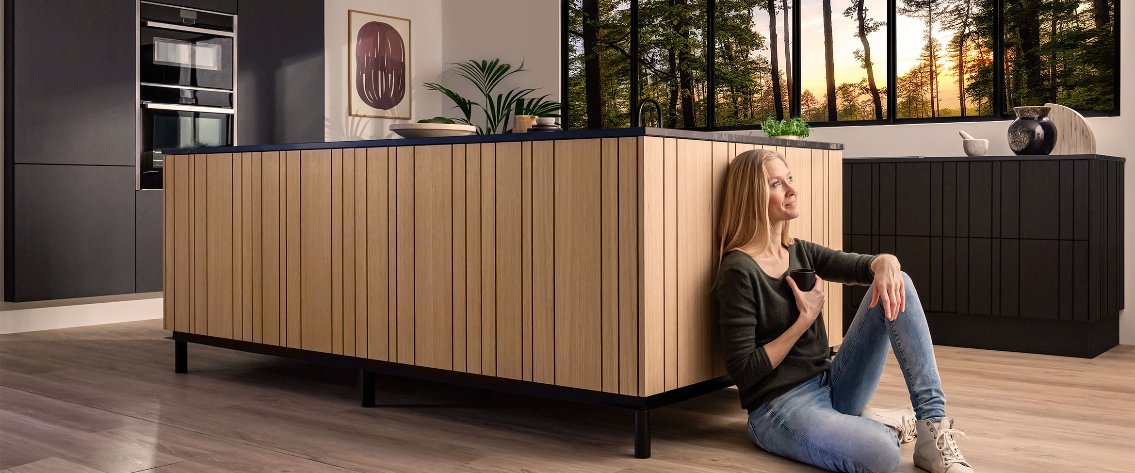 Hyggeligt belyst Nordic Woodlands køkkenø i Natur Eg