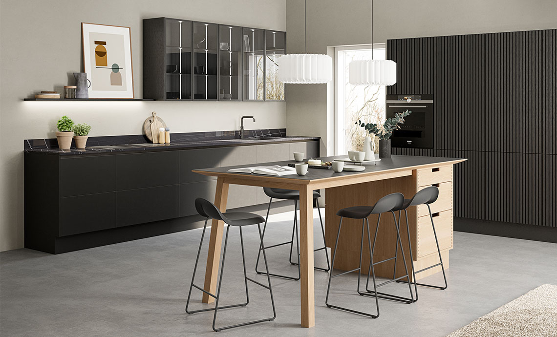 Elegant mørkt køkken med Nordic Nature i centrum