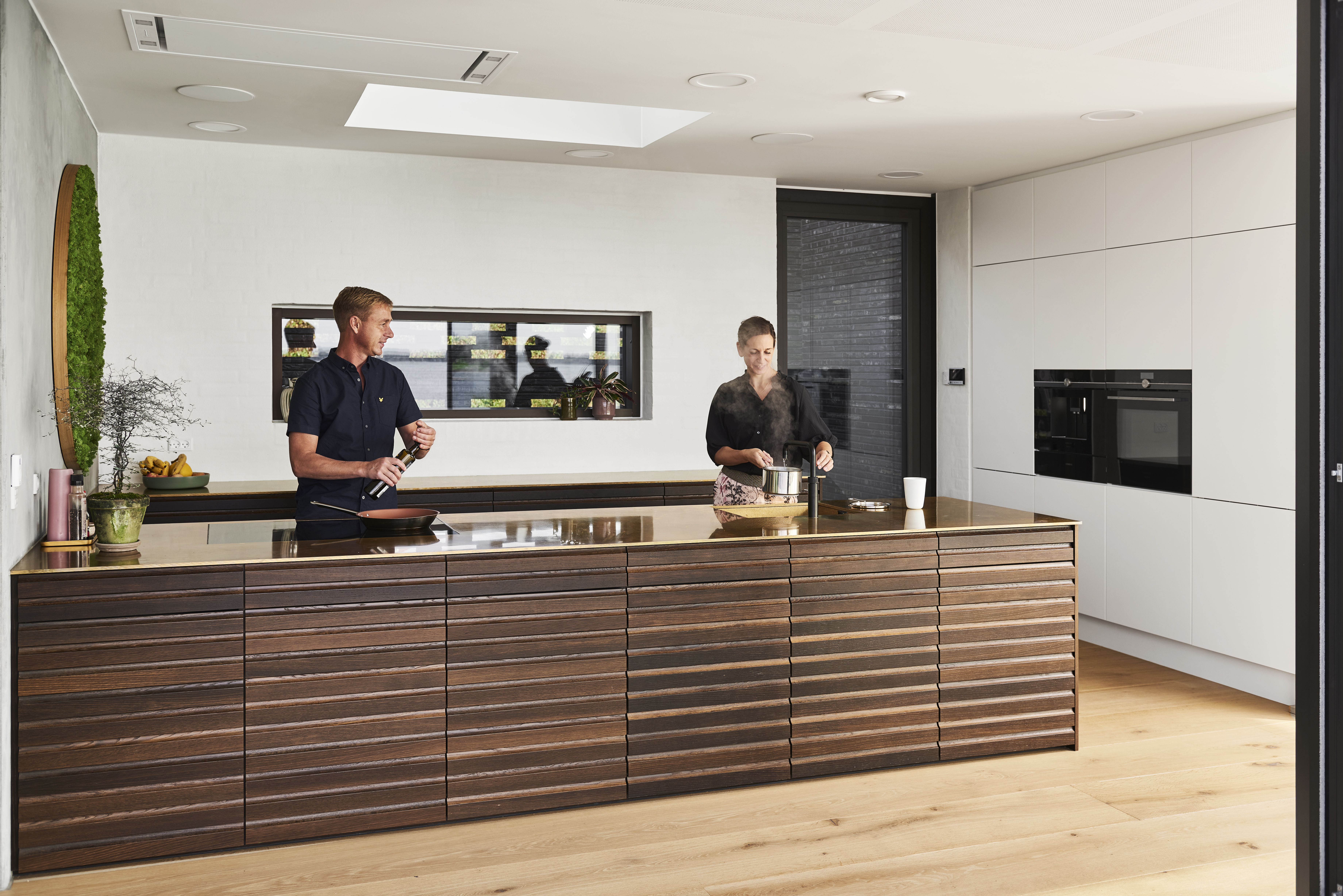 Køkkenø i Multifront med messing bordplade