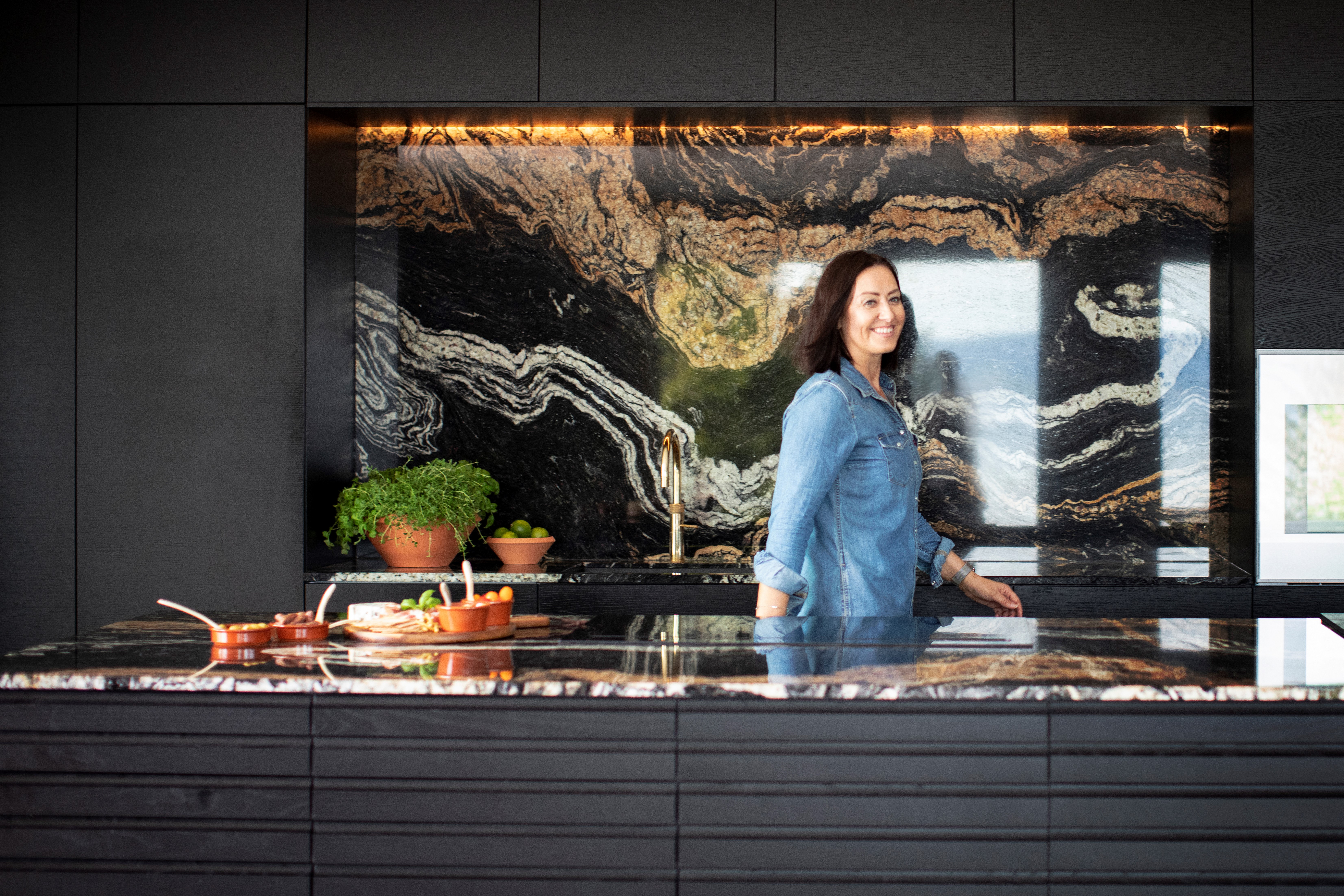 Granit giver et godt samspil med Nordic Multifront i sort Eg